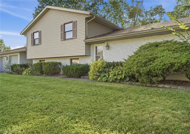 Photo 3 of Multi family home for sale at 1401 1403 Lindenwood Dr, Lorain, OH 44053 | MLS# 5243035 | Listing updated on 2026-10-06