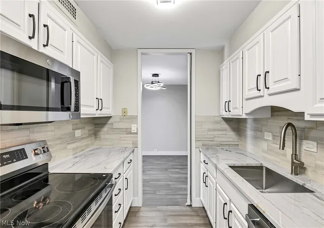 Listing Photo 5 - Condo for sale in building located at 12700 Lake Ave, Lakewood, OH 44107 - Unit #1301