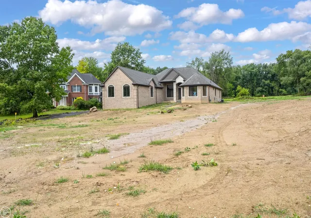 Photo 2 of Single family home for sale at 854 Hemlock Dr, Oxford, MI 48370 | MLS# 58050162968 | Listing updated on 2026-09-09