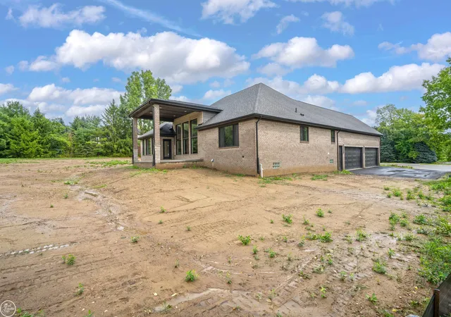 Photo 4 of Single family home for sale at 854 Hemlock Dr, Oxford, MI 48370 | MLS# 58050162968 | Listing updated on 2026-09-09