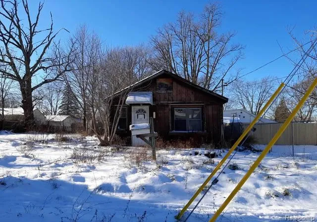 Photo 3 of Single family home for sale at 1308 Barney Ave, Flint, MI 48503 | MLS# 20251045953 | Listing updated on 2026-09-10