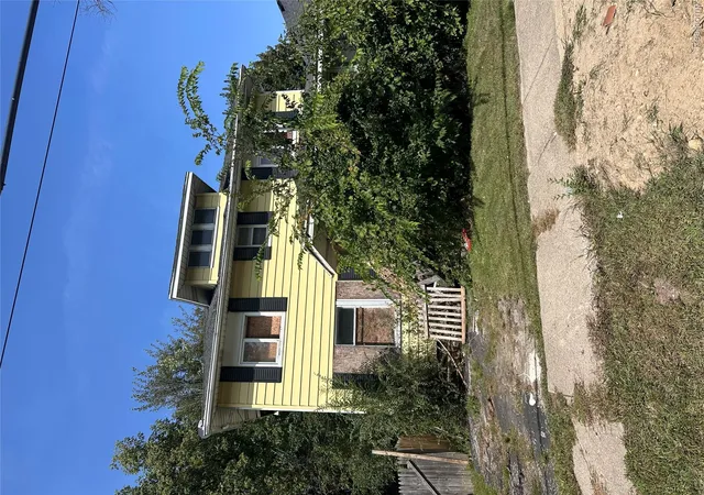 Photo 3 of Single family home for sale at 1805 Bennett Ave, Flint, MI 48506 | MLS# 20251046378 | Listing updated on 2026-09-10