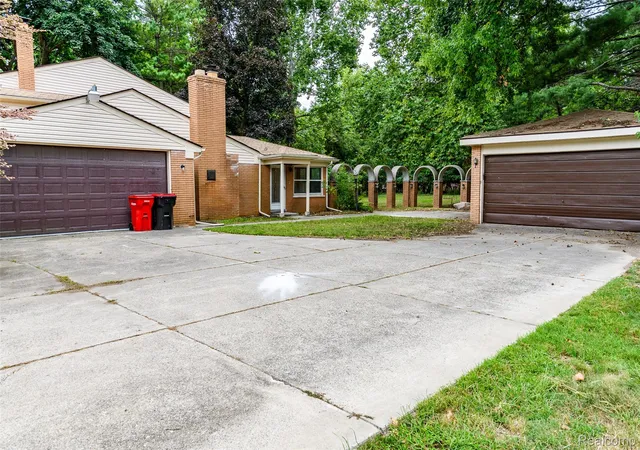 Photo 3 of Single family home for sale at 21875 Beech Rd, Southfield, MI 48033 | MLS# 20251058623 | Listing updated on 2026-10-06