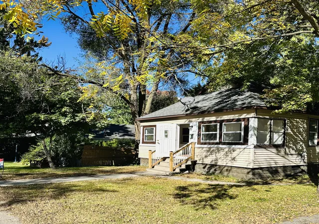 Photo 2 of Single family home for sale at 828 W Larch Ave, Muskegon, MI 49441 | MLS# 71025061964 | Listing updated on 2026-10-12