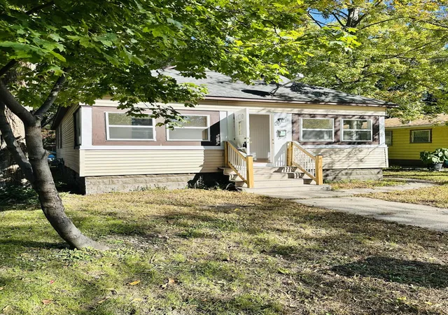 Photo 3 of Single family home for sale at 828 W Larch Ave, Muskegon, MI 49441 | MLS# 71025061964 | Listing updated on 2026-10-12