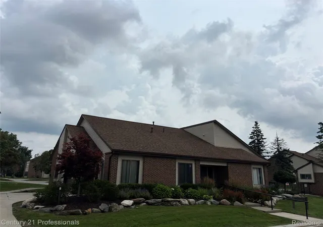 Photo 4 of Condo for sale at 6680 Ridgefield Cir #102, West Bloomfield, MI 48322 | MLS# 20251060318 | Listing updated on 2026-09-13