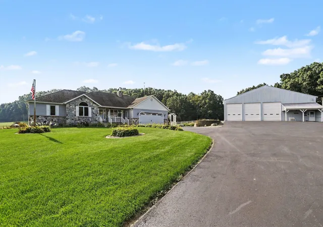 Photo 2 of Single family home for sale at 65650 Dailey Rd, Edwardsburg, MI 49112 | MLS# 69026007620 | Listing updated on 2026-09-03