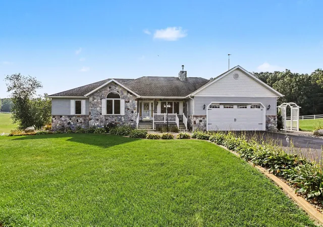 Photo 3 of Single family home for sale at 65650 Dailey Rd, Edwardsburg, MI 49112 | MLS# 69026007620 | Listing updated on 2026-09-03