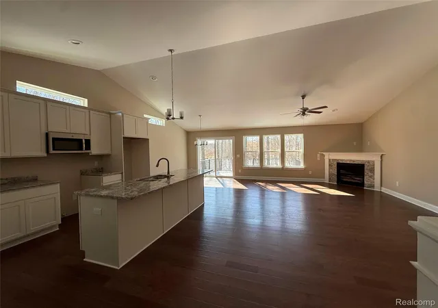 Listing Photo 5 - Condo for sale in building located at 1079 Camellia Cir, Howell, MI 48843 - Unit #33