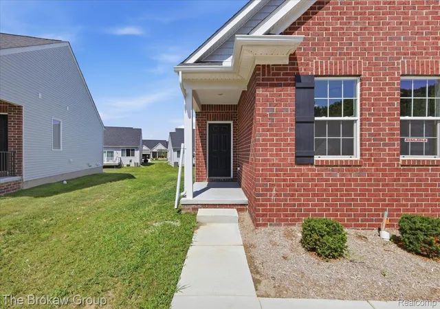 Listing Photo 4 - Condo for sale in building located at 1435 Luxington Dr, Lapeer, MI 48446