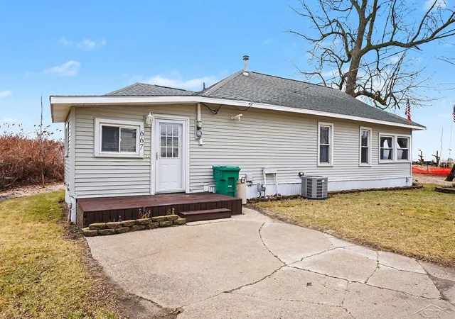 Photo 1 of Sale Pending at 667 Bay Rd, Bay City, MI 48706 | MLS# 61050201678 | Listing updated on 2026-09-06