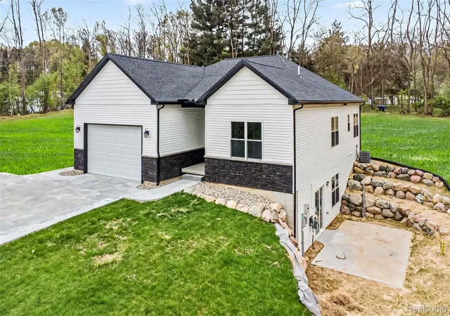 Photo 1 of Single family home for sale at 17311 Timber Crk, Holly, MI 48442 | MLS# 20261028276 | Listing updated on 2026-09-04