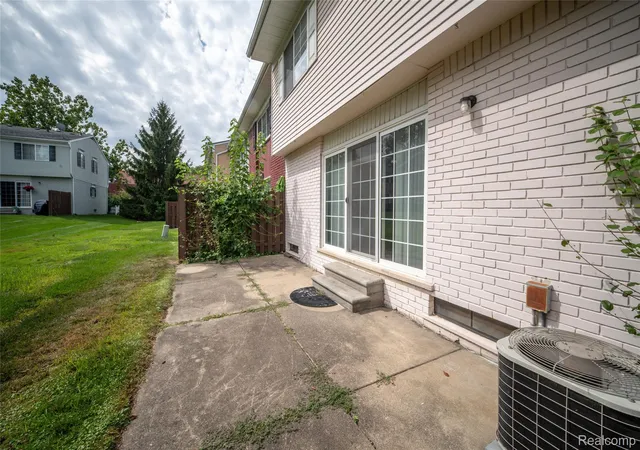 Listing Photo 4 - Condo for sale in building located at 32296 W 12 Mile Rd, Farmington Hills, MI 48334