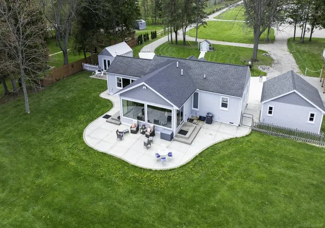 Photo 4 of Single family home for sale at 6655 Lakeshore Rd, Lexington, MI 48450 | MLS# 58050206922 | Listing updated on 2026-09-09