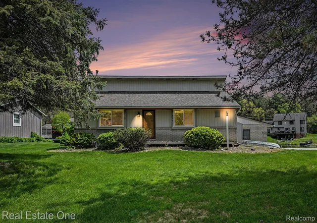 Photo 1 of Single family home for sale at 899 Rachelle St, White Lake, MI 48386 | MLS# 20261033325 | Listing updated on 2026-09-13