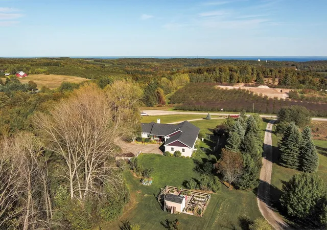 Photo 4 of Single family home for sale at 2567 N Evergreen Valley Dr, Suttons Bay, MI 49682 | MLS# 78080066667 | Listing updated on 2026-10-08