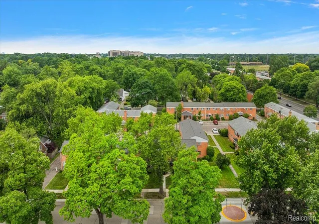 Listing Photo 2 - Condo for sale in building located at 3211 Benjamin Ave, Royal Oak, MI 48073 - Unit #13