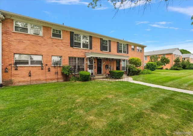 Listing Photo 3 - Condo for sale in building located at 3211 Benjamin Ave, Royal Oak, MI 48073 - Unit #13