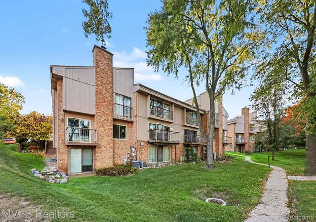 Photo 1 of Condo for sale at 804 Oak Brk Ridge Dr #149, Rochester, MI 48307 | MLS# 20261037598 | Listing updated on 2026-10-26