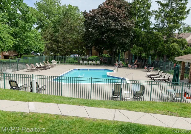 Photo 4 of Condo for sale at 804 Oak Brk Ridge Dr #149, Rochester, MI 48307 | MLS# 20261037598 | Listing updated on 2026-10-26