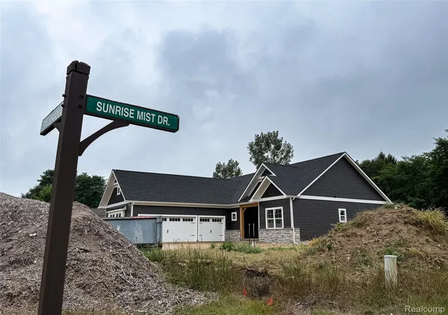 Photo 2 of Single family home for sale at 2735 Pine Shadow Ct, Pinckney, MI 48169 | MLS# 20261039171 | Listing updated on 2026-09-10