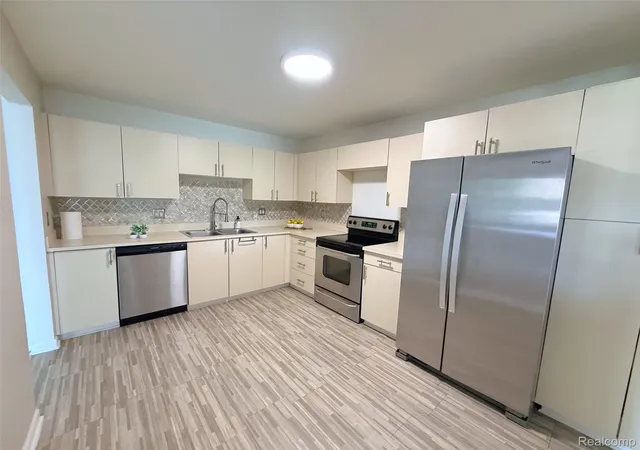 Listing Photo 4 - Condo for sale in building located at 30450 Orch Lake Rd, Farmington Hills, MI 48334 - Unit #73