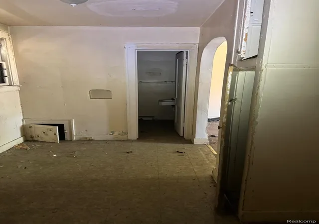 Photo 3 of Single family home for sale at 722 E Ridgeway Ave, Flint, MI 48505 | MLS# 20261040709 | Listing updated on 2026-09-13