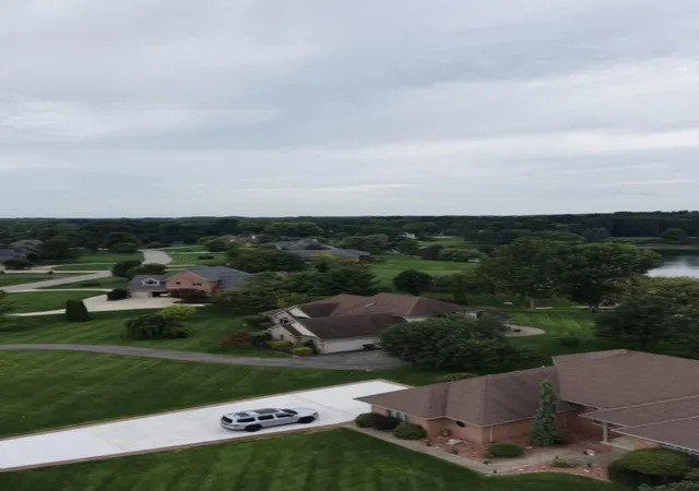 Listing Photo 5 - Condo for sale in building located at 9216 Mirage Lake Dr, Milan, MI 48160