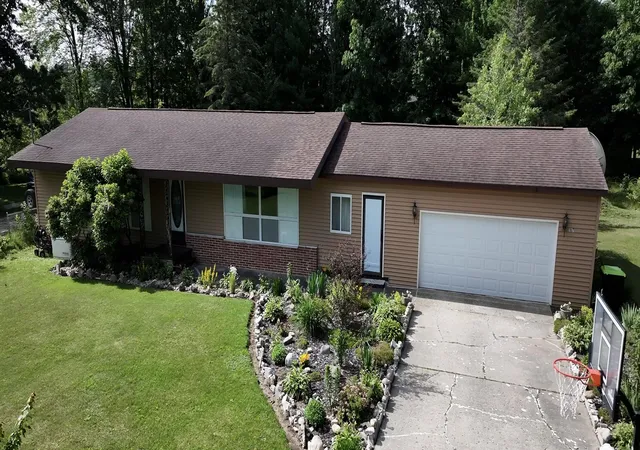 Photo 3 of Single family home for sale at 1807 S Lake Mitchell Dr, Cadillac, MI 49601 | MLS# 65026029377 | Listing updated on 2026-09-01