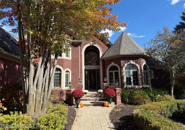 Photo 2 of Mansion for sale at 2737 Pebble Beach Dr, Oakland, MI 48363 | MLS# 20261045204 | Listing updated on 2026-10-08
