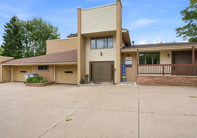 Photo 4 of Single family home for sale at 11034 Grand River Rd, Brighton, MI 48116 | MLS# 20261046399 | Listing updated on 2026-10-24