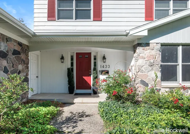 Photo 3 of Single family home for sale at 1433 Sherwood Ave Se, Grand Rapids, MI 49506 | MLS# 65026030854 | Listing updated on 2026-10-12