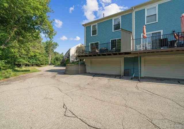 Photo 4 of Condo for sale at 1319 Wagon Wheel Ln, Rochester Hills, MI 48306 | MLS# 20261046910 | Listing updated on 2026-09-15