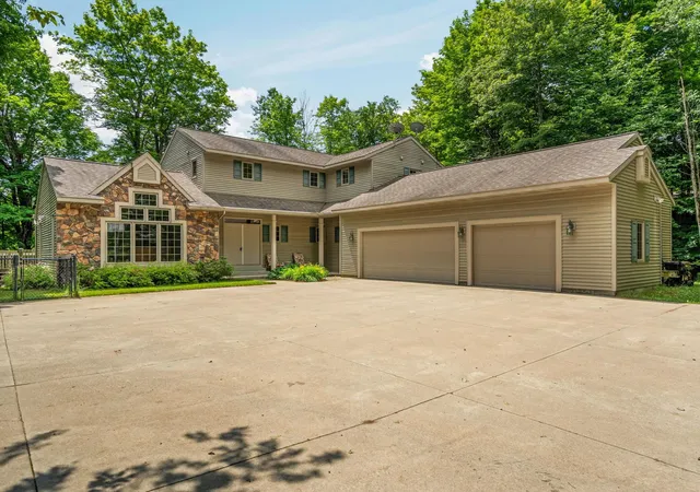 Photo 2 of Single family home for sale at 15445 Holly Dr, Thompsonville, MI 49683 | MLS# 78080070172 | Listing updated on 2026-09-06