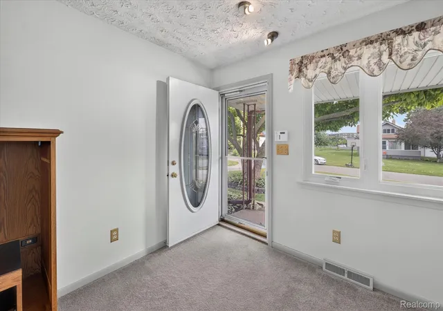 Photo 2 of Single family home for sale at 2721 Edgefield Dr, Waterford, MI 48328 | MLS# 20261049150 | Listing updated on 2026-10-18