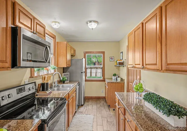Photo 4 of Single family home for sale at 4735 Elizabeth Lake Rd, Waterford, MI 48327 | MLS# 20261049728 | Listing updated on 2026-09-23