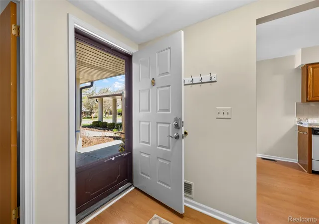 Listing Photo 5 - Condo for sale in building located at 985 Wexford Wy, RochesterHillsCity_Oakland, MI 48307 - Unit #34