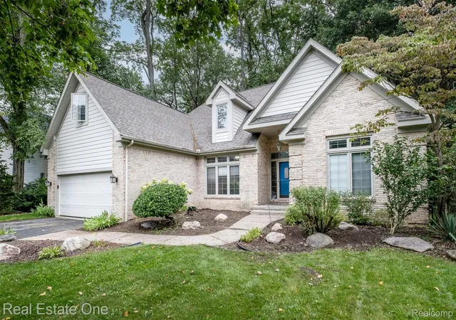 Photo 1 of Single family home for sale at 5560 Huron Hills Dr, Commerce Township, MI 48382 | MLS# 20261050977 | Listing updated on 2026-10-07
