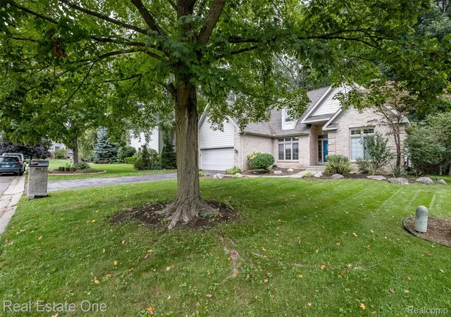 Photo 2 of Single family home for sale at 5560 Huron Hills Dr, Commerce Township, MI 48382 | MLS# 20261050977 | Listing updated on 2026-10-07