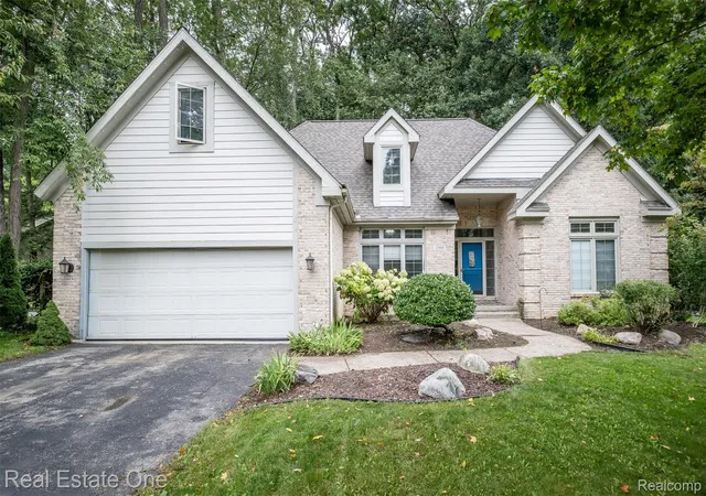 Photo 3 of Single family home for sale at 5560 Huron Hills Dr, Commerce Township, MI 48382 | MLS# 20261050977 | Listing updated on 2026-10-07