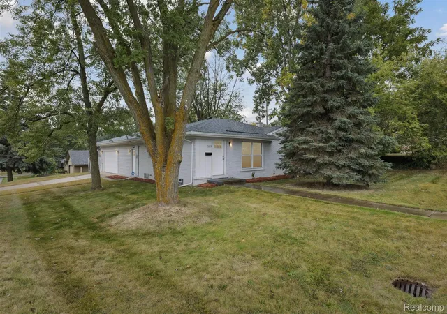 Photo 1 of Single family home for sale at 207 W Tienken Rd, Rochester Hills, MI 48306 | MLS# 20261051217 | Listing updated on 2026-09-16