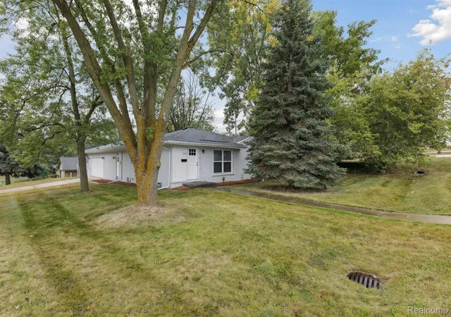 Photo 2 of Single family home for sale at 207 W Tienken Rd, Rochester Hills, MI 48306 | MLS# 20261051217 | Listing updated on 2026-09-16