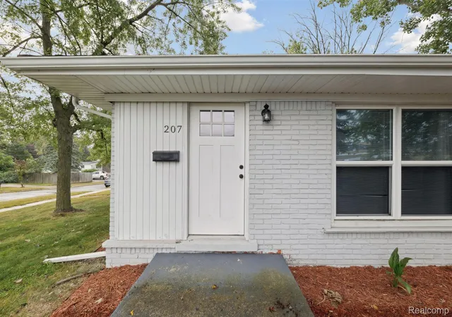 Photo 3 of Single family home for sale at 207 W Tienken Rd, Rochester Hills, MI 48306 | MLS# 20261051217 | Listing updated on 2026-09-16