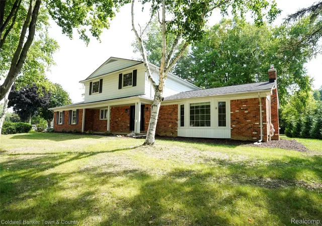 Photo 2 of Single family home for sale at 4301 Macqueen Dr, West Bloomfield, MI 48323 | MLS# 20261051503 | Listing updated on 2026-09-04