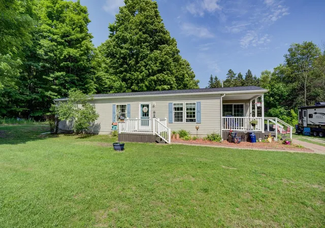 Photo 4 of Single family home for sale at 223 Pinecrest Ln, Beulah, MI 49617 | MLS# 78080070787 | Listing updated on 2026-09-30