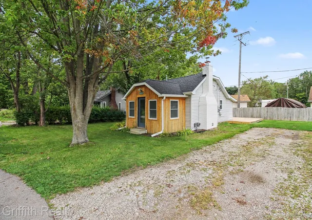 Photo 3 of Single family home for sale at 1382 Elmhurst Dr, Howell, MI 48843 | MLS# 20261052147 | Listing updated on 2026-09-11