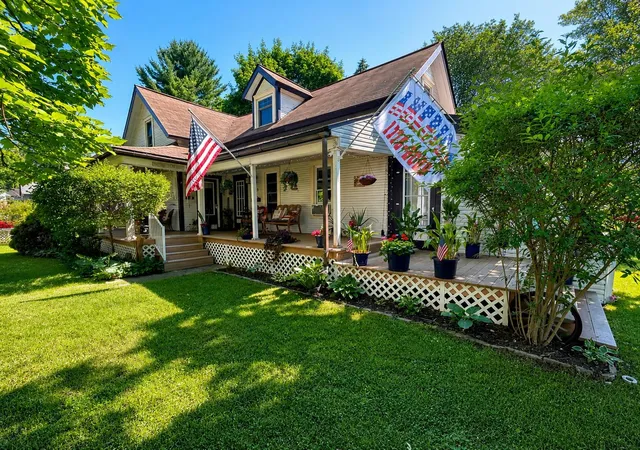 Photo 2 of Single family home for sale at 325 Spruce St, Traverse City, MI 49684 | MLS# 78080070929 | Listing updated on 2026-09-08