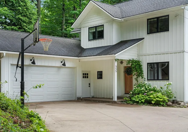 Photo 2 of Single family home for sale at 555 Graystone Rd, Traverse City, MI 49686 | MLS# 78080070971 | Listing updated on 2026-09-13
