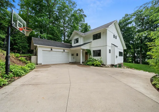 Photo 4 of Single family home for sale at 555 Graystone Rd, Traverse City, MI 49686 | MLS# 78080070971 | Listing updated on 2026-09-13