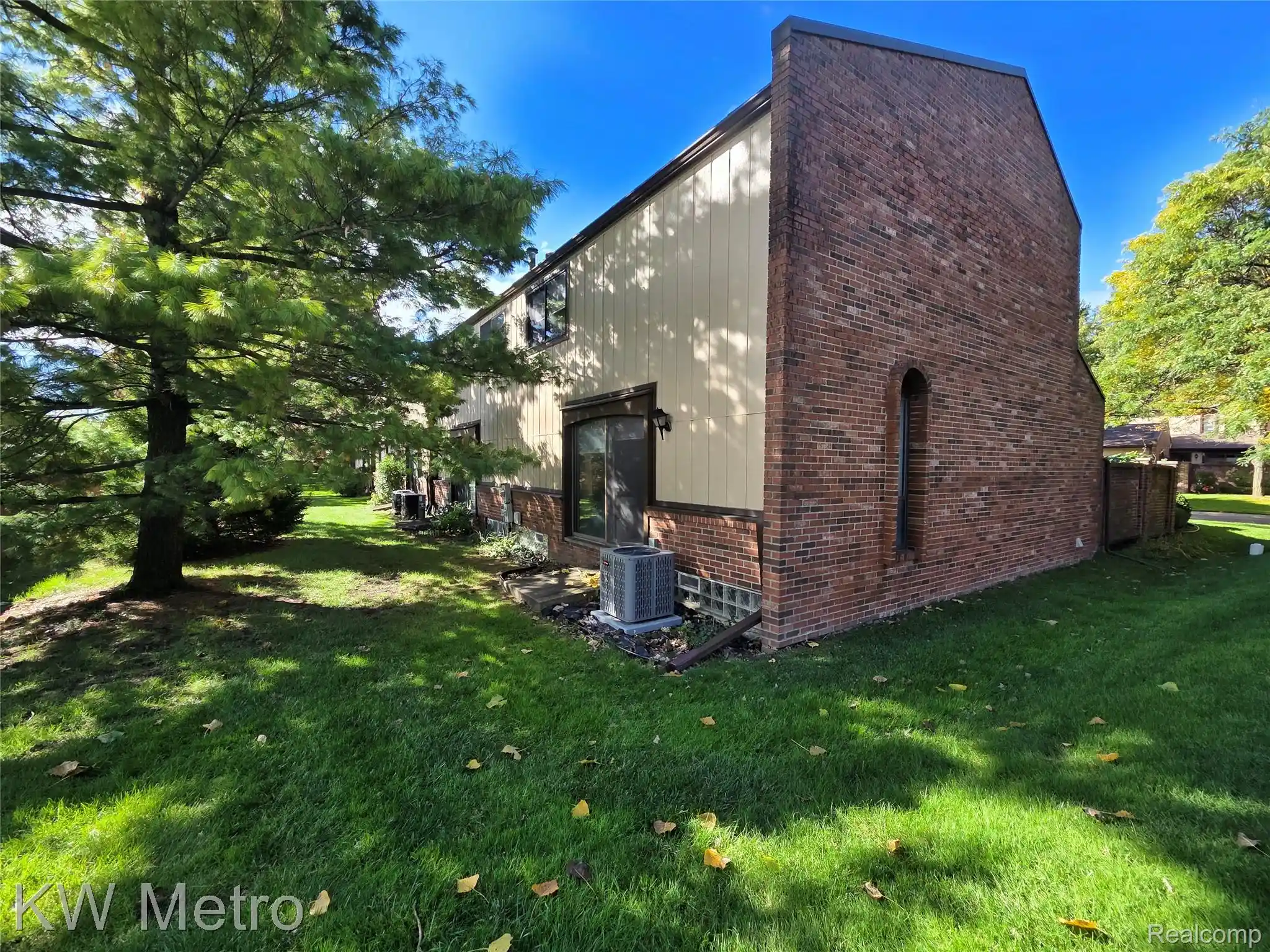 Listing Photo 2 - Condo for sale in 1105 Kirts Blvd located at 1105 Kirts Blvd, Troy, MI 48084 - Unit 1105 Kirts Blvd